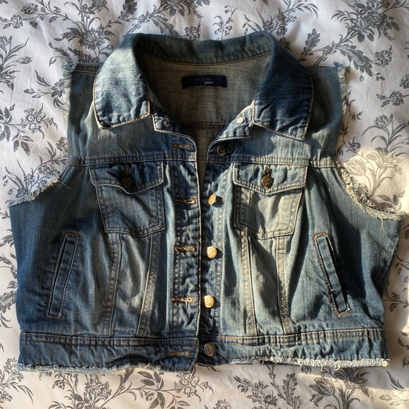 Distressed Cropped Denim Vest - Picture 1 of 4